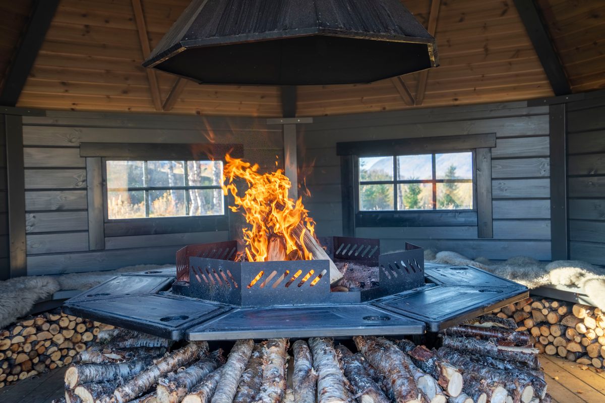 Vindskydd 17 m2 Royal med grill och bänkar - Halvrund timmer