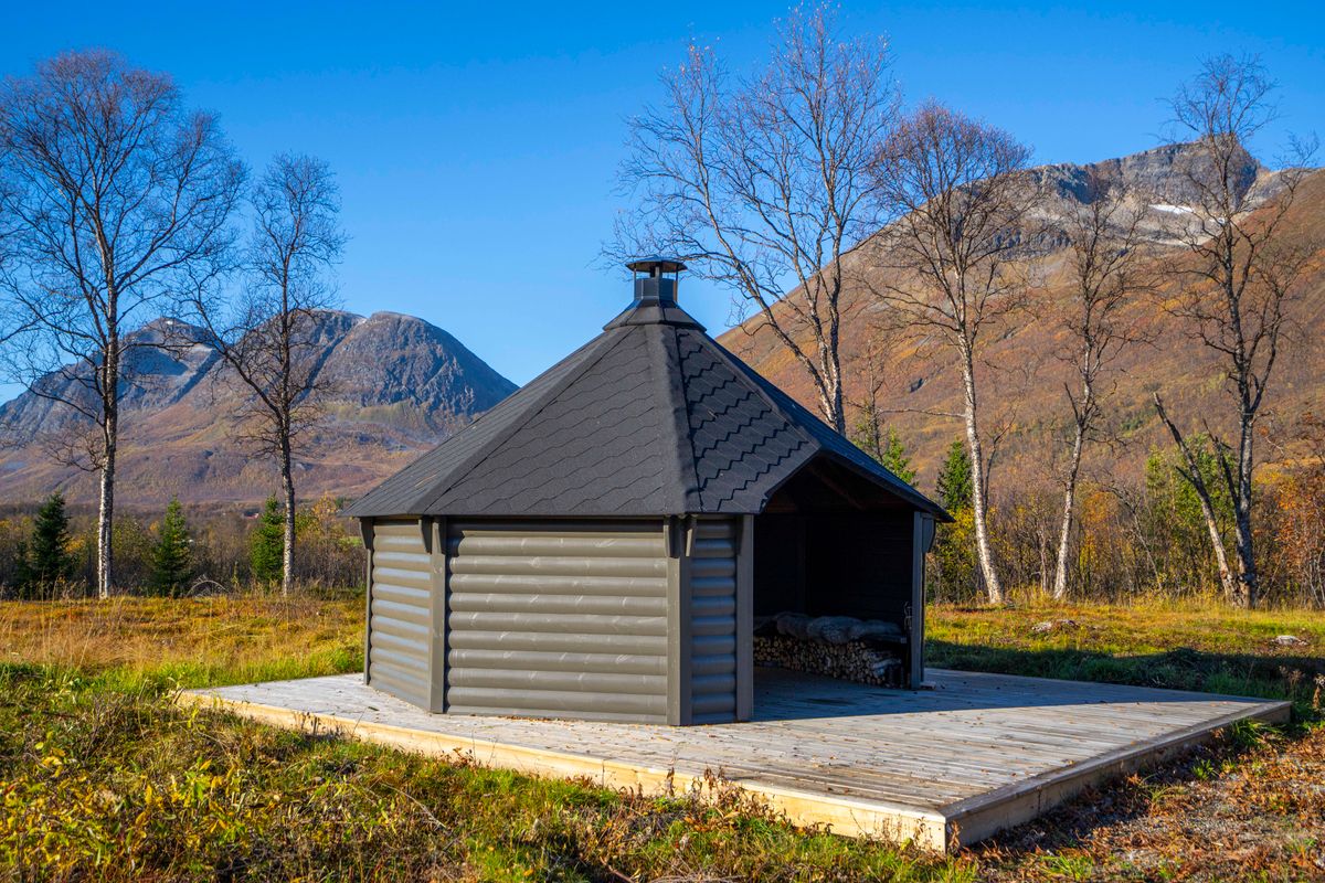 Vindskydd 17 m2 Royal med grill och bänkar - Halvrund timmer