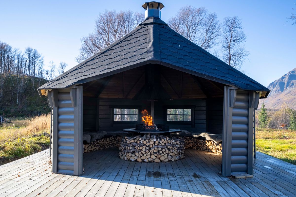 Vindskydd 17 m2 Royal med grill och bänkar - Halvrund timmer